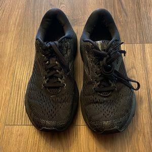 size 7 brooks sneakers